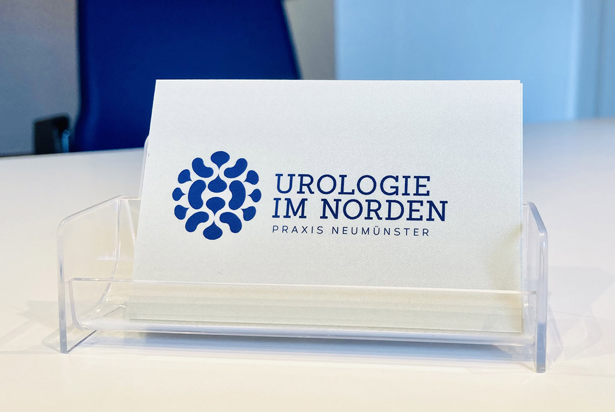 Visitenkarte auf dem Tresen der Praxis Urologie im Norden