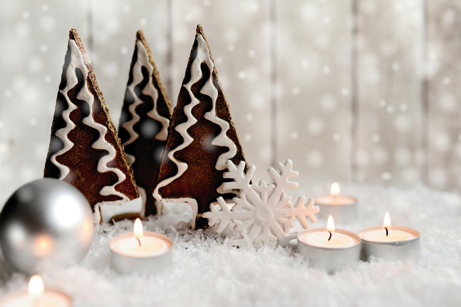 Lebkuchen-Tannenbäume, Teelichter, Schneeflocke - alles weihnachtlich-weiß