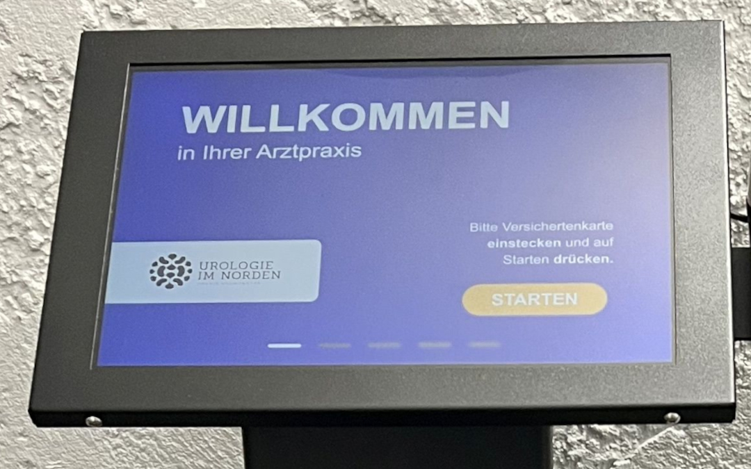 Self-check-in-Terminal Foto vom Touch-Display mit Willkommensgruß